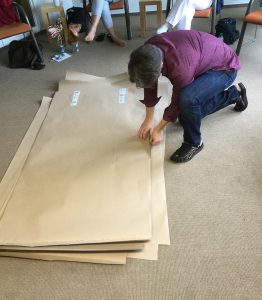 Acht Ganzkörper-Bilder. Jetzt wird geraten, wer auf welchem Blatt abgebildet ist.